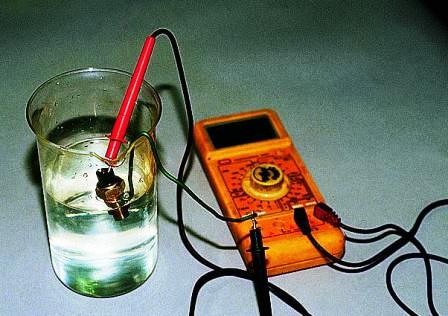 Тестером измеряем сопротивление датчика 