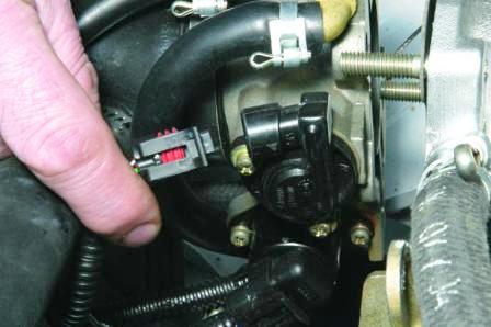 отсоединяем колодку проводов 