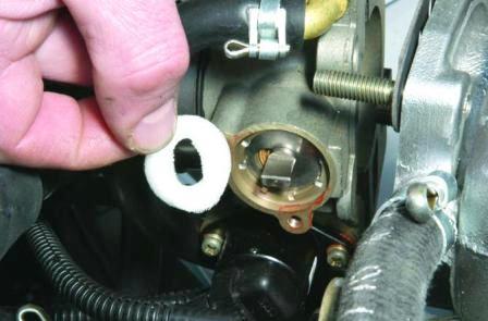 Снимаем уплотнительное поролоновое кольцо