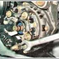 Lada Granta кернеу реттегішін тексеру және ауыстыру