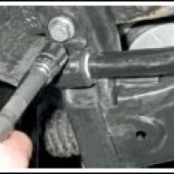 So entfernen Sie den Stabilisator der Vorderradaufhängung von Lada Largus