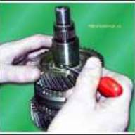 Reparación del eje secundario de la caja de cambios GAZ-3110